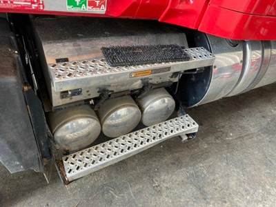 Mack Pinnacle CXU613 Air Tank for a Mack CXU613