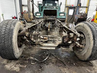 Mack RD688S Front Axle Assembly