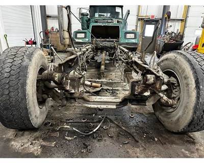 Mack RD688S Front Axle Assembly