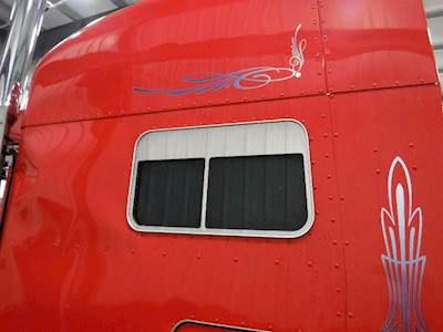 Peterbilt 389 Back Glass