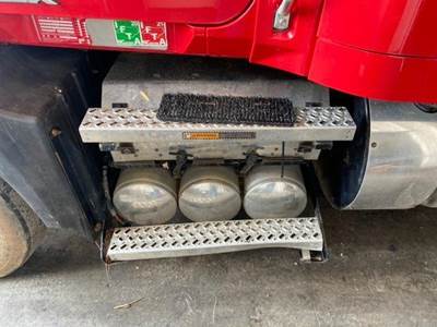 Mack Pinnacle CXU613 Battery Box for a Mack CXU613