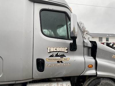 Freightliner Cascadia 125 Right Front Door Assembly