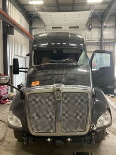 Kenworth T880 Left Front Door Glass for a Kenworth T680