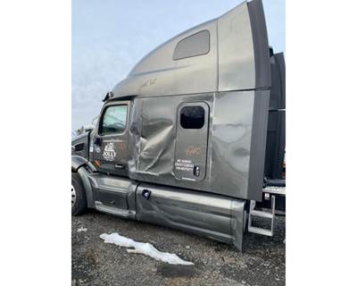 Peterbilt 579 Left Front Door Glass