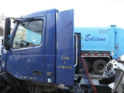 Volvo VNL Left Front Door Glass
