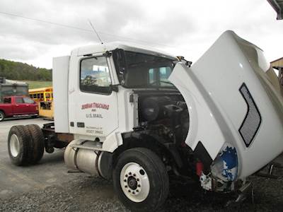 Volvo VNL Right Door Window Regulator