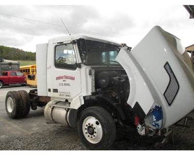 Volvo VNL Right Door Window Regulator