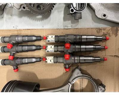 Detroit DD8 Fuel Injector for a Freightliner M2 106