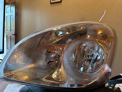 Freightliner Cascadia Left Headlight Assembly for a Freightliner CASCADIA 125