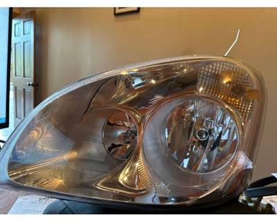 Freightliner Cascadia Left Headlight Assembly for a Freightliner CASCADIA 125