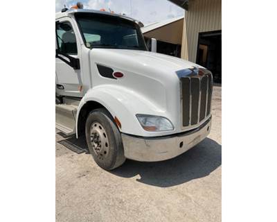 2015 Peterbilt 579 54" Center Line Hood