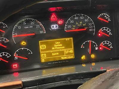 Volvo VNL Instrument Panel Cluster