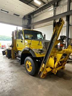 International 7600 Truck