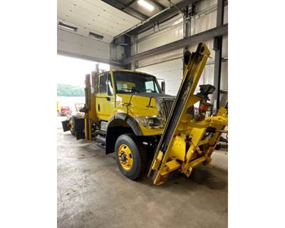 International 7600 Truck