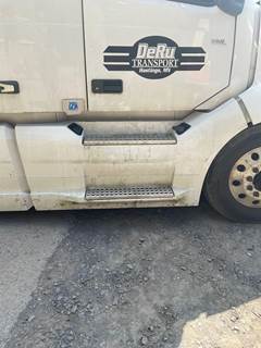 Volvo VNL Right Fairing