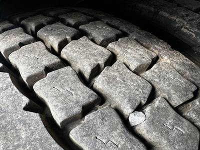 HUB PILOT 24.5 Tire & Rim for a Peterbilt 389