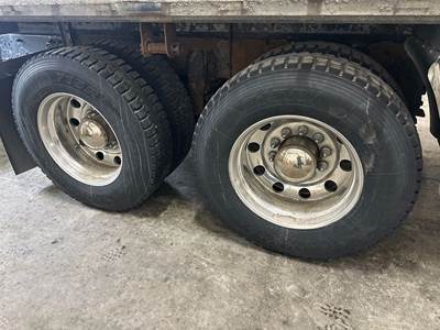 HUB PILOT 24.5 Tire & Rim for a Peterbilt 348