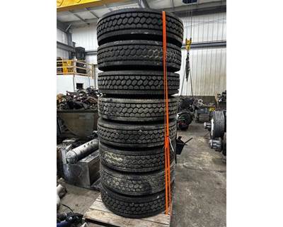 HUB PILOT 24.5 Tire & Rim for a Peterbilt 389