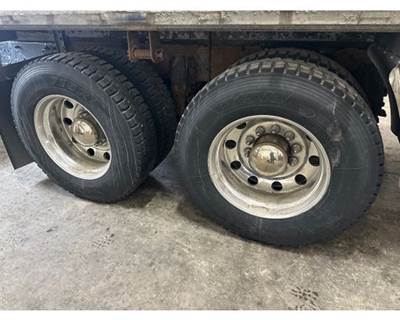HUB PILOT 24.5 Tire & Rim for a Peterbilt 348