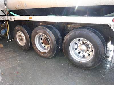 Peterbilt 388 Tire & Rim