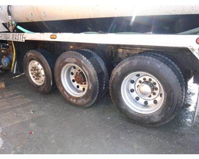 Peterbilt 388 Tire & Rim