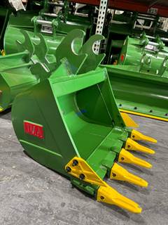 24" Digging Bucket John Deere Wedge Lock Coupler Style for 2.6 - 3.7 Tons