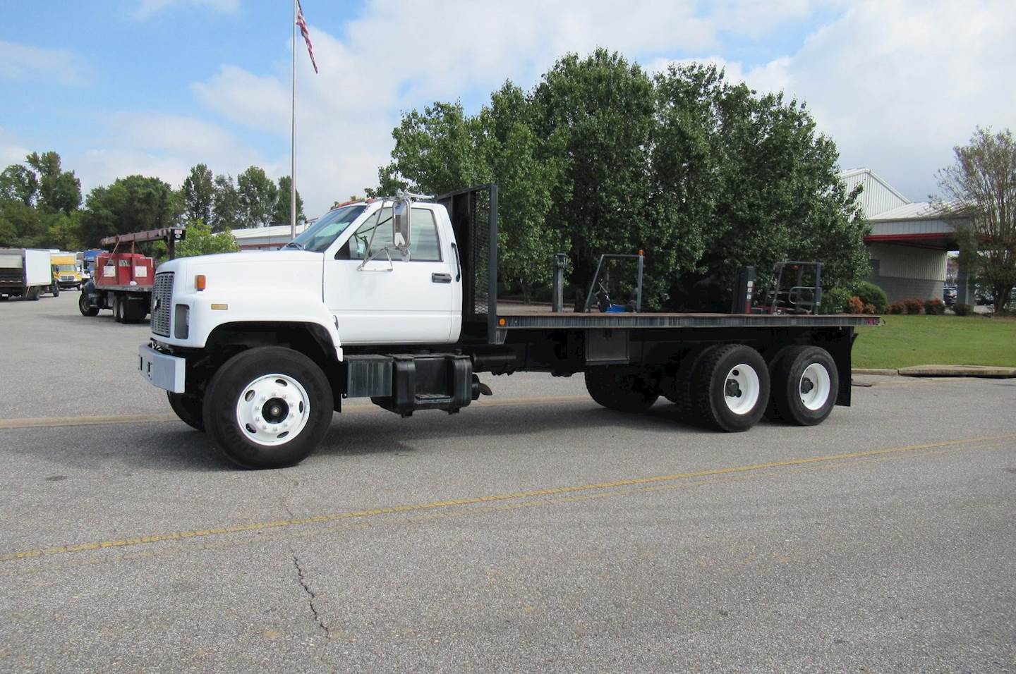 1999 Chevrolet Kodiak C8500 Tandem Axle 20 ft Flatbed Truck 300HP, 8LL, Liftgate For Sale