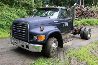 1996 Ford F-800 Cab & Chassis Truck