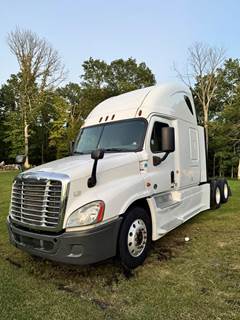 2016 Freightliner Cascadia Cabover with Sleeper