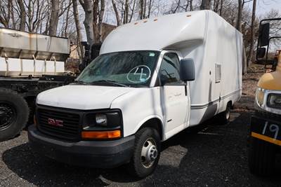 2006 GMC Savana Box Truck