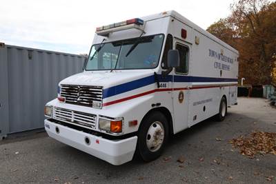 2001 International SCNV20 Box Truck