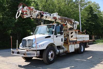 1983 International DuraStar 4400 Truck-Mounted Digger Derrick