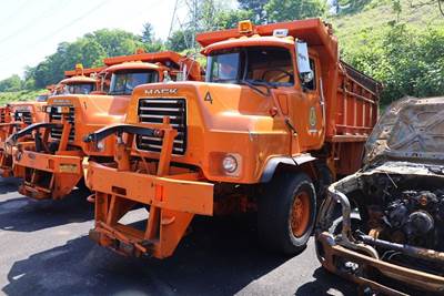 2001 Mack DMM6906S Plow / Spreader Truck