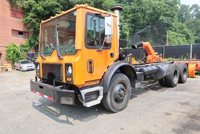 2001 Mack MR688S Roll Off Truck