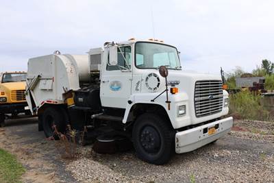 1990 Ford LN7000 Sweeper Truck