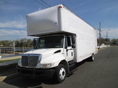 International 4300 24 ft Box Truck - Automatic