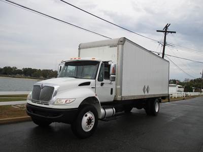 International 4300 24 ft Box Truck - Automatic