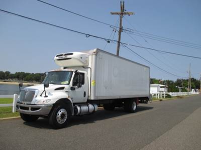 International MV-607 26 ft Box Truck - 250HP
