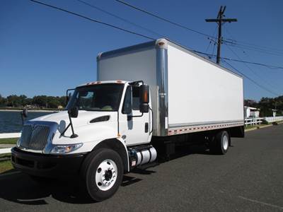 International MV-607 26 ft Box Truck - 280HP, Automatic