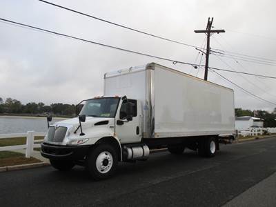 International MV-607 26 ft Box Truck - Automatic