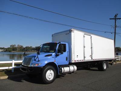 International MV-607 26 ft Box Truck - 250HP, Automatic