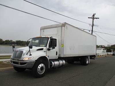 International MV-607 26 ft Box Truck - 250HP, Automatic