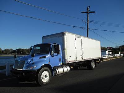 International MV-607 26 ft Box Truck - 250HP, Automatic