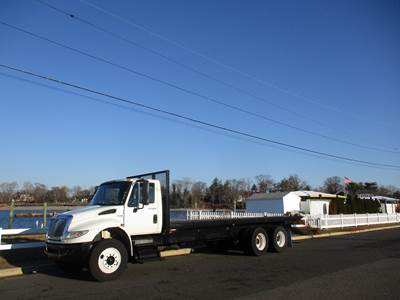 International 4400 Flatbed Truck - 315HP, Automatic