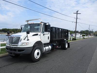 International 4300 Hooklift Truck - Cummins, 250HP, Automatic