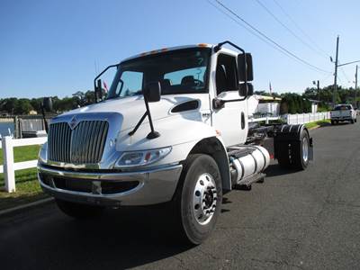 International MV-607 Single Axle Hooklift Truck - Cummins, Automatic
