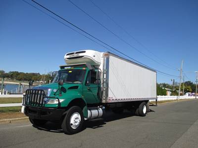 International 4300 26 ft Refrigerated Truck - Automatic, Thermoking