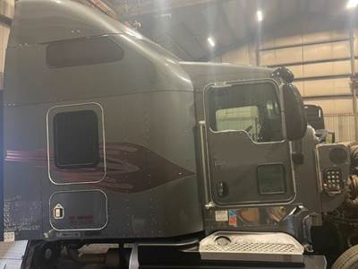 Kenworth T600 Cab Assembly for a 2007 Kenworth T600 Aero