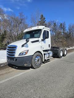 Freightliner Cascadia 126 Day Cab Truck - Detroit 525HP, 12 Speed Dt12 Automatic