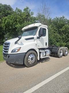 Freightliner Cascadia 126 Day Cab Truck - Detroit 525HP, 12 Speed Dt12 Automatic